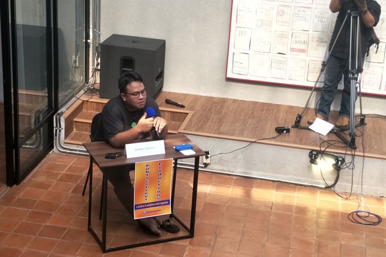 Jurnalis sekaligus aktivis HAM Dandhy Laksono dalam sebuah acara debat dengan politisi PDI-P Budiman Sudjatmiko di auditorium Visinema, Jakarta Selatan, Sabtu (21/9/2019).