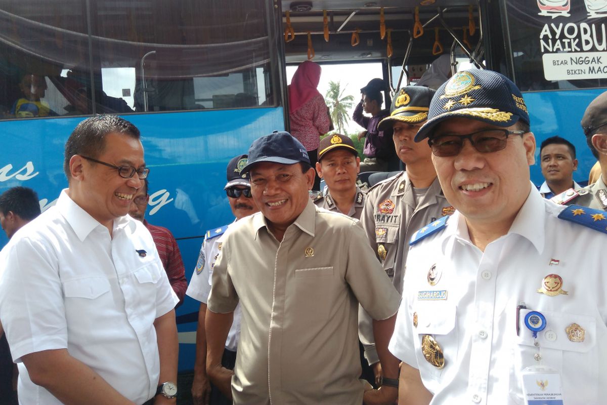 Sekretaris Jenderal Kementerian Perhubungan (Kemenhub) Sugihardjo (paling kanan) saat meninjau arus balik di Terminal Rajabasa, Lampung, Sabtu (1/7/2017).