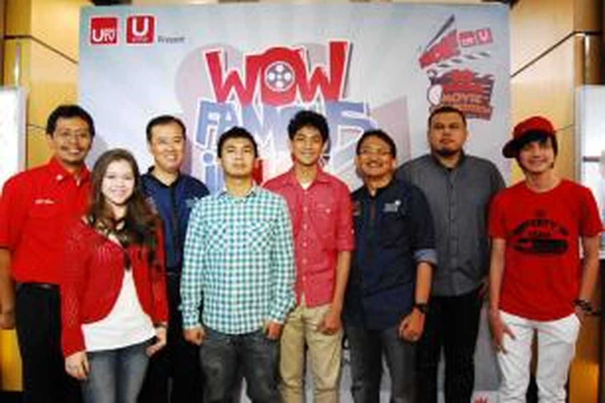 Tim penyelenggara Kompetisi Film Pendek Wow 10 Detik bersama Raditya Dika (berkemeja kotak-kotak di depan) dan Joko Anwar (kedua dari kanan)