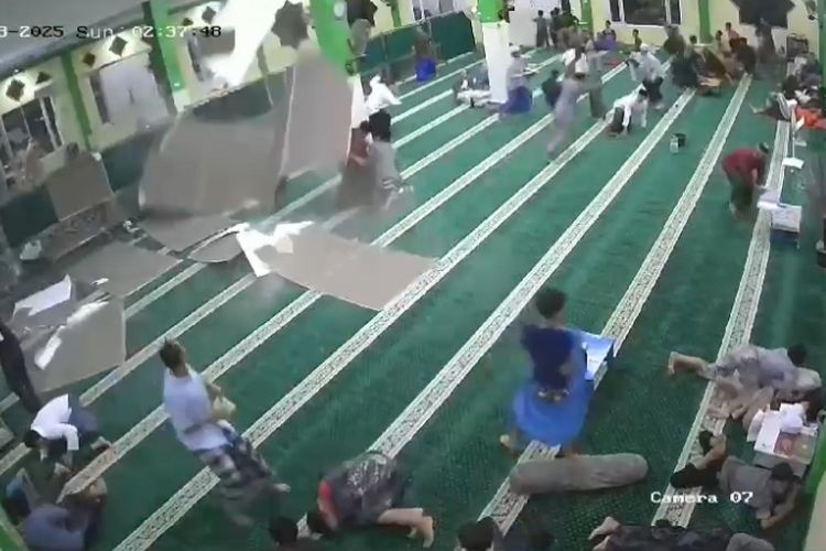 Plafon Masjid di Babelan Runtuh, 6 Jemaah Wanita Terluka 