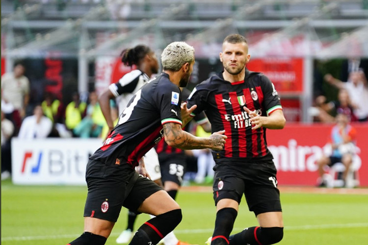 Pemain AC Milan, Theo Hernandez (kiri) dan Ante Rebic (kanan) merayakan gol mereka ke gawang Udinese di San Siro, Sabtu (13/8/2022) malam WIB.