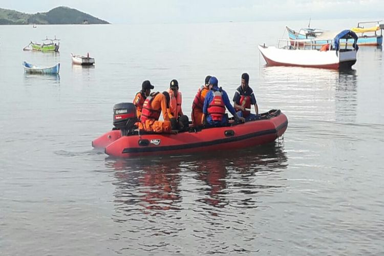 Tim Basarnas Kabupaten Bima saat melakukan pencarian tiga warga menghilang di perairan Lambu, Selasa (19/3/2019)