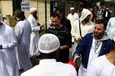 Usai Shalat Jumat, Warga Muslim Gelar Aksi Solidaritas untuk Umat Katolik di Normandy 