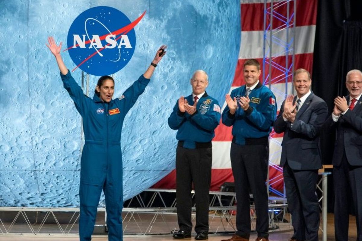 Jasmin Moghbeli saat wisuda dari NASA Space Center di Houston, AS