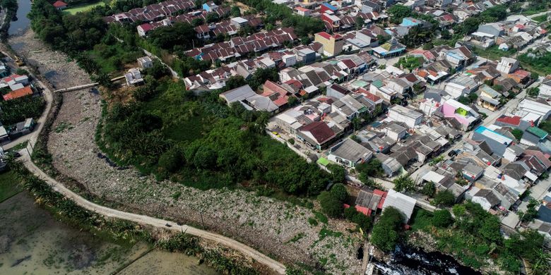 Sampah yang didominasi plastik memenuhi sepanjang Kali Pisang Batu, Desa Pahlawan Setia, Kecamatan Tarumajaya, Kabupaten Bekasi, Jawa Barat, Selasa (8/1/2019). Tumpukan sampah yang sudah berlangsung sekitar sebulan tersebut sepanjang sekitar 1,5 kilometer.