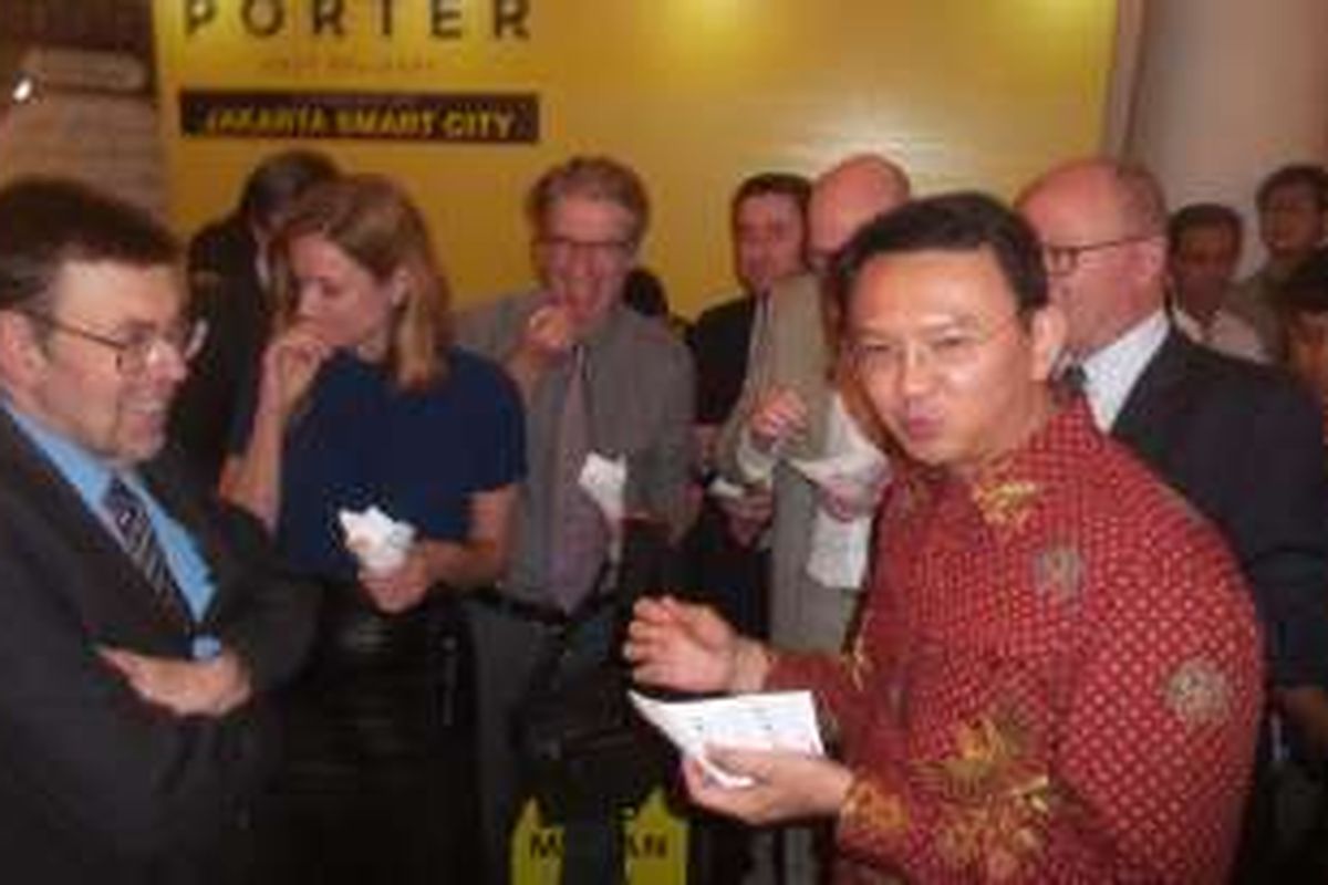 Gubernur DKI Jakarta Basuki Tjahaja Purnama saat menyantap jajanan PKL bersama dengan para senior editor media-media Australia di Balai Kota, Kamis (10/3/2016).