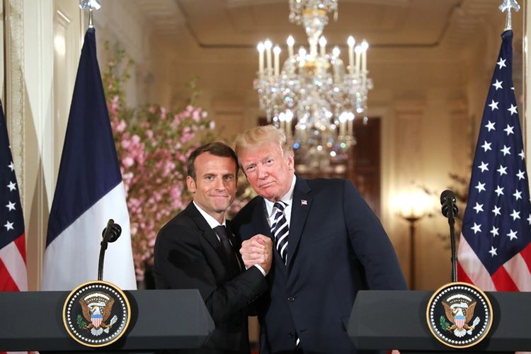 Presiden Amerika Serikat Donald Trump, dan Presiden Perancis Emmanuel Macron berjabat tangan dalam konferensi pers gabungan di Washington Selasa (24/4/2018).