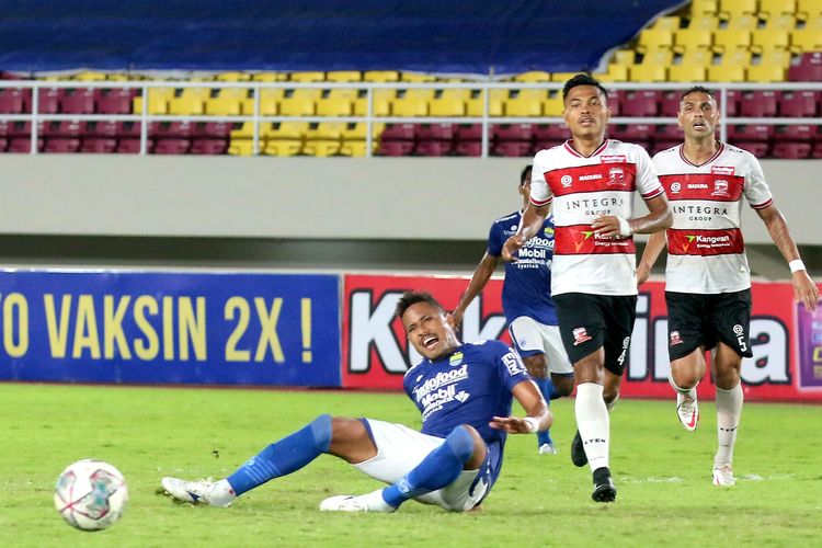 Striker asing Persib Bandung, Wander Luiz, terjatuh saat berebut bola dengan pemain Madura United di Stadion Manahan, Surakarta, Sabtu (4/12/2021) malam WIB.