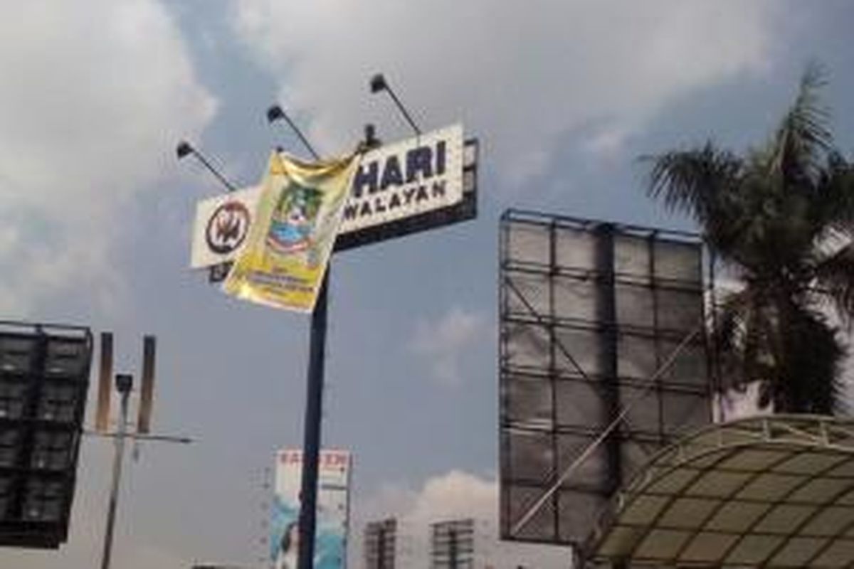 Pemerintah Bekasi memasang spanduk pengumuman di reklame salah satu iklan yang tidak tertib perijinannya.