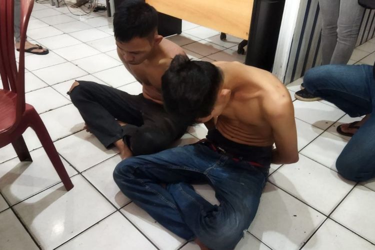 Rizki Saputra (22) dan rekannya Diki (26) dua pelaku begal yang masuk rumah polisi saat melarikan diri ketika berada di Polrestabes Palembang, Kamis (5/1/2023).