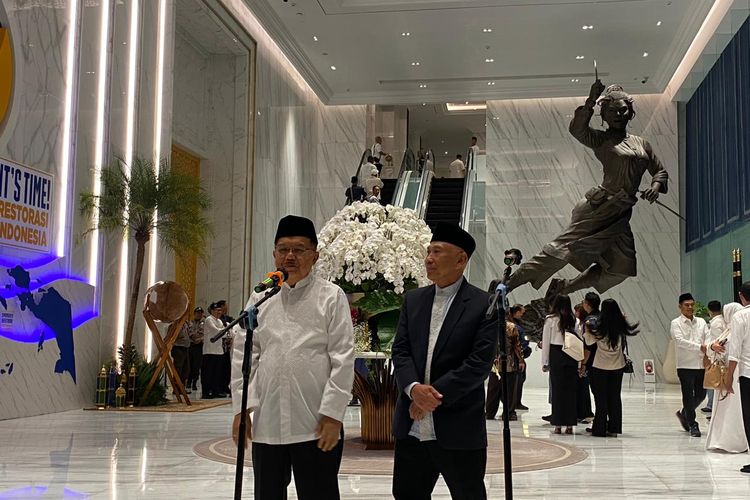 Mantan wakil presiden, Muhammad Jusuf Kalla pasca buka puasa bersama para elite partai politik (parpol) di Nasdem Tower, Gondangdia, Jakarta Pusat, Sabtu (25/3/2023)