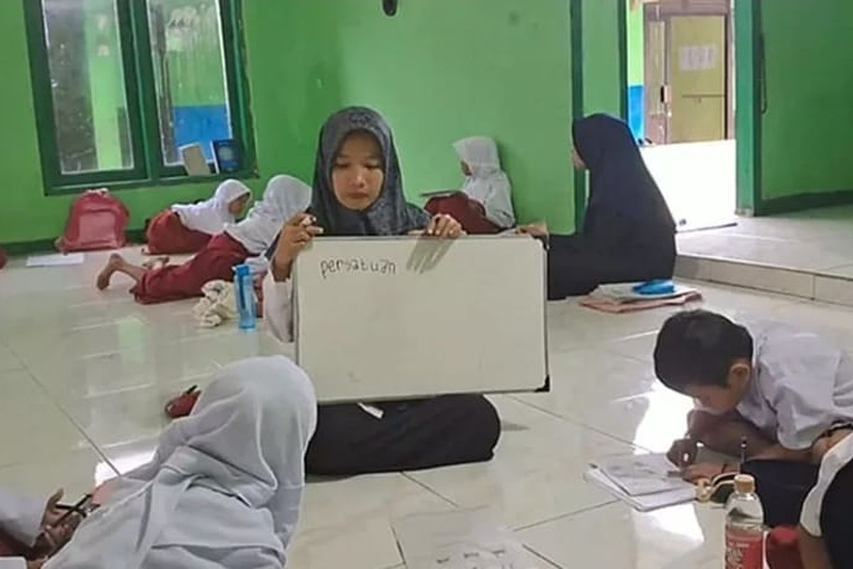 Sekolah Terendam Banjir 2 Pekan, Siswa MI di Cilacap Terpaksa Ujian di Masjid