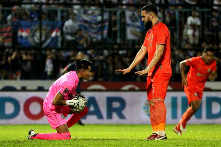 Pemain asing Borneo FC Javlon Guseynov menenangkan kiper Angga Saputra saat pertandingan leg pertama Final Piala Presiden 2022 melawan Arema FC yang berakhir dengan skor 1-0 di Stadion Kanjuruhan Kepanjen, Kabupaten Malang, Kamis (14/7/2022) malam.