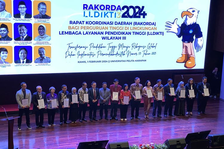 LLDikti Wilayah III memberikan sejumlah penghargaan dalam Rakorda 2024 yang digelar pada Kamis (1/2/2024)  di UPH, Tangerang, Banten.

