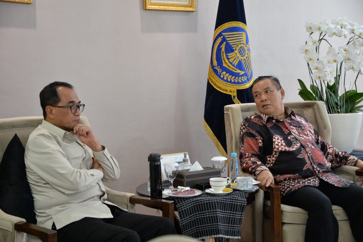 Menteri Perhubungan (Menhub) Budi Karya Sumadi dalam pertemuan dengan Penjabat (Pj) Gubernur Riau (Gubri) SF Hariyanto di Kantor Kementerian Perhubungan, Jumat (19/4/2024).