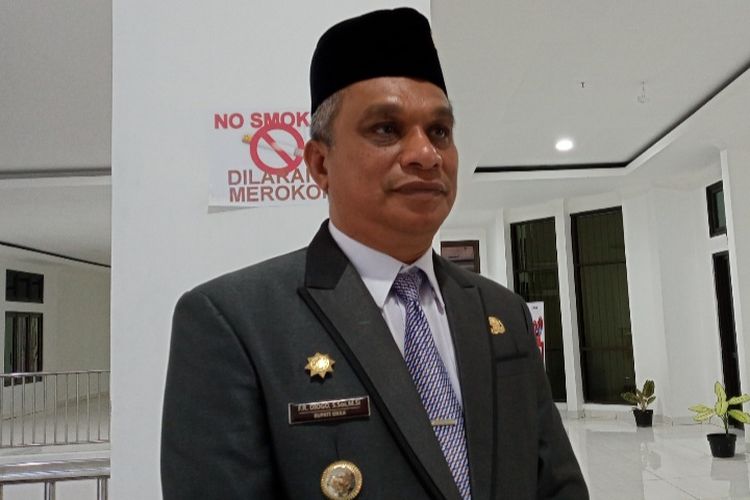 Foto: Bupati Sikka Fransiskus Roberto Diogo saat diwawancara Kompas.com usai melantik 17 kepala desa di Aula Lantai 3 Kantor Bupati Sikka, Sabtu (27/8/2022).