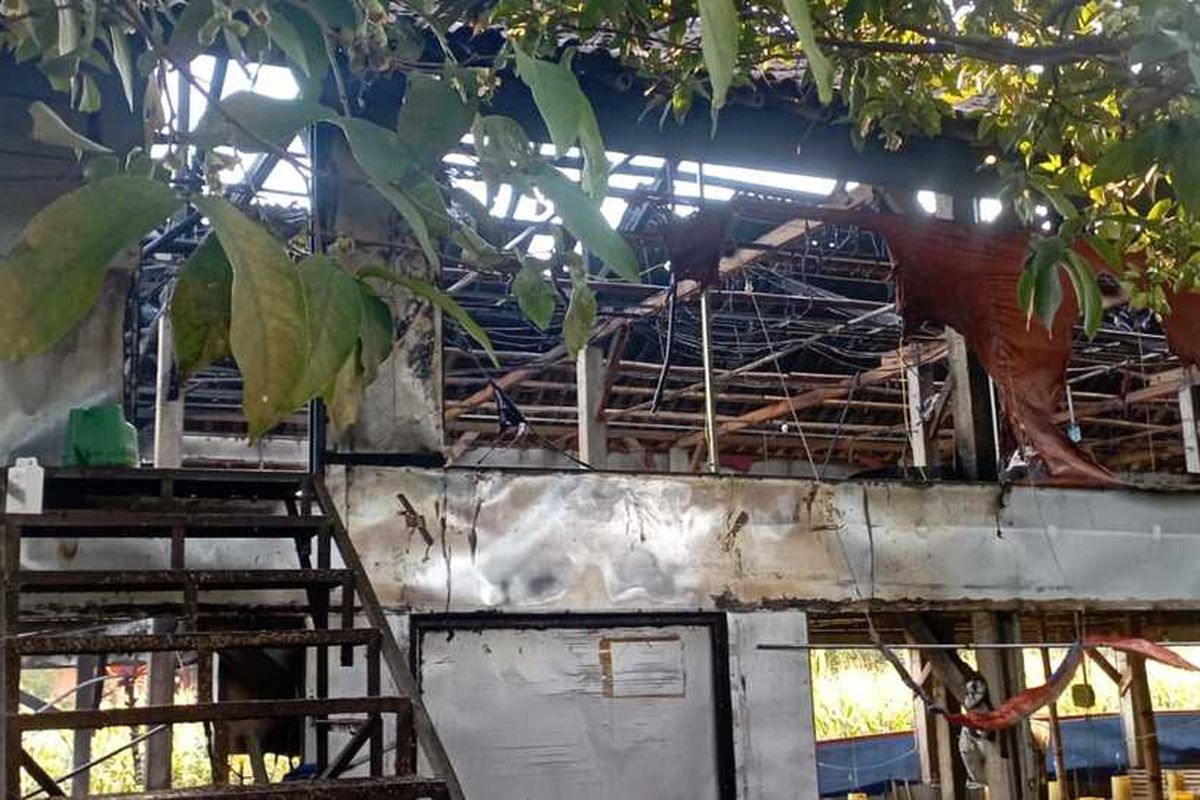 Kandang ayam milik Basuki (46), warga Desa Nglayang, Kecamatan Jenangan, Kabupaten Ponorogo, , diamuk sijago merah pada Sabtu pagi hari. Dari total 10 ribu ekor ayam berusia 10 hari yang berada di kandang, 3 ribu ekor lainnya berhasil diselamatkan pemilik bersama warga.