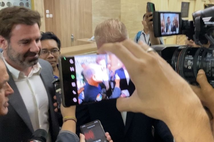 Vice President of Global Policy Apple, Nick Amman (kiri) setelah berdiskusi dengan jajaran Kementerian Perindustrian di kantor Kemenperin, Jakarta Selatan, Selasa (7/1/2025).