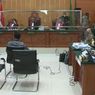 Momen Hotman Paris Semprotkan Cairan yang Diduga Disinfektan dalam Sidang Teddy Minahasa