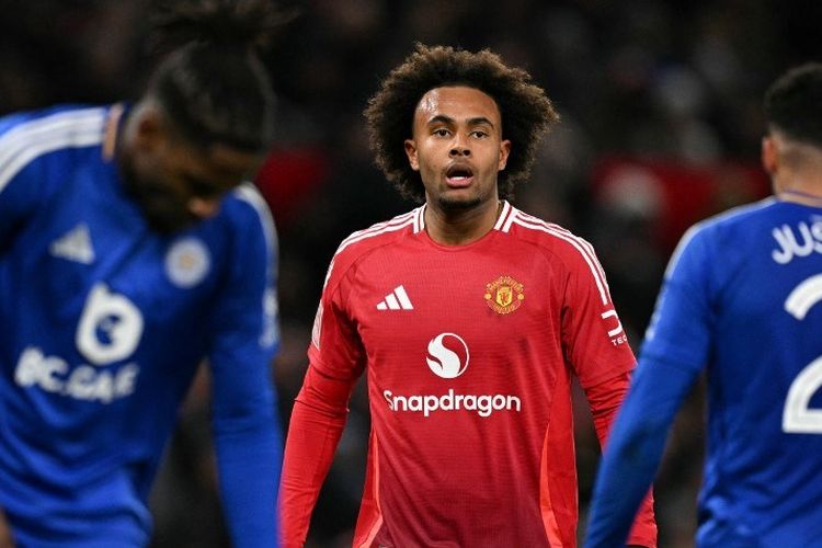 Aksi Joshua Zirkzee dalam laga babak keempat Piala FA 2024-2025 antara Man United vs Leicester di Old Trafford pada 7 Februari 2025. (Photo by Oli SCARFF / AFP) 