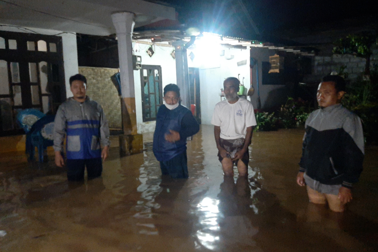 Banjir setinggi lutut 70 CM rendam pemukiman warga di Desa Wonorejo, Kecamatan Kedungjajajng, Lumajang, Selasa (15/3/2022)