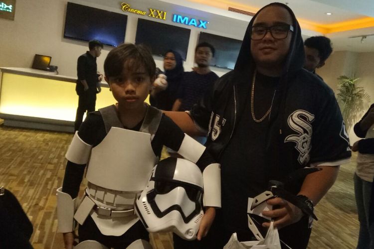 Saykoji bersama putranya Aaron Miguel Penyami berkostum stormtrooper saat ditemui di screening film Star Wars: The Last Jedi di Mall Kelapa Gading, Jakarta Utara, Selasa (12/11/2017).  