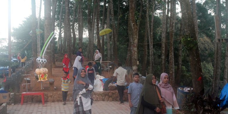 Pengunjung di Puncak Gunung Salak, Kecamatan Nisam Antara, Kabupaten Aceh Utara, Aceh, Kamis (27/12/2018).