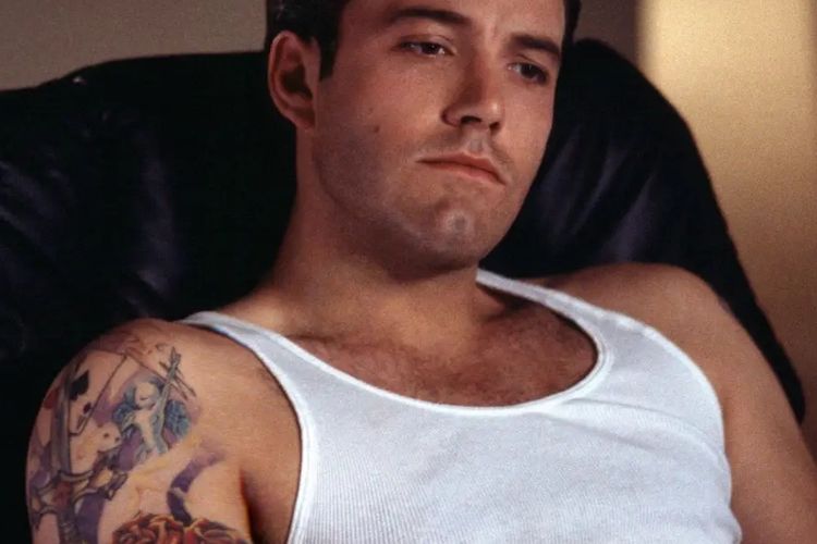 Tato Ben Affleck bergambar pedang, mawar, dan kartu remi.