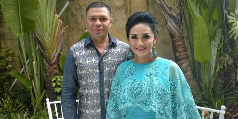 Krisdayanti dan suaminya, Raul Lemos, berfoto berdua di sela kegiatan mereka menerima tamu lebaran kali ini di kediaman mereka, kawasan Jeruk Purut, Jakarta Selatan, Jumat (17/7/2015).