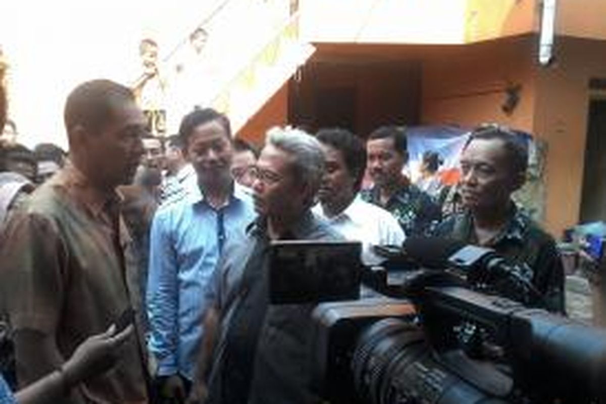 Menteri Perdagangan, Gita Wirjawan saat melakukan kunjungan ke produsen tahu di Utan Kayu, Matraman, Jakarta Timur,  Jumat (20/9/2013).