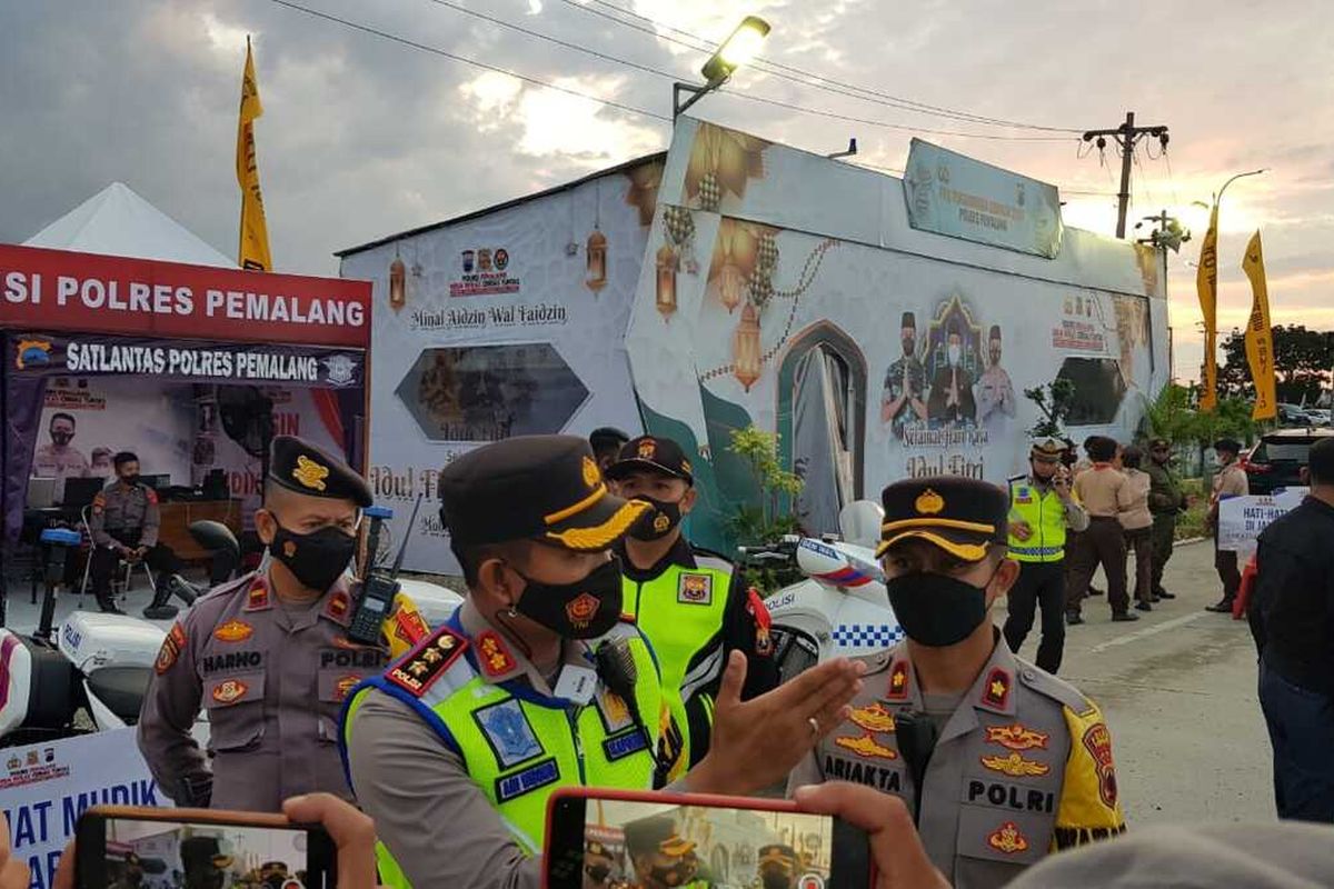 Pantau Pemberlakuan 'One Way', Kapolres Pemalang Pastikan Kesiapan Tim Urai di Exit Tol Pemalang