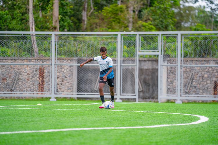 Salah satu siswa Papua Football Academy (PFA) yang mengikuti Seleksi Tim Nasional (Timnas) Indonesia U-16 Putra Indonesia di Jakarta, Marthquin Yoku.
