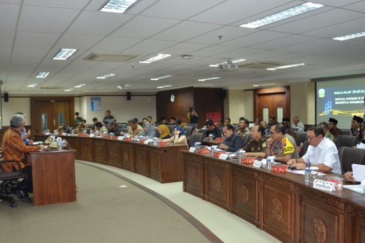 Suasana pertemuan Tim Kunker Komisi II DPR dengan jajaran Pemerintah Provinsi Jawa Timur, KPU, Bawaslu, Polda, dan Kejati.