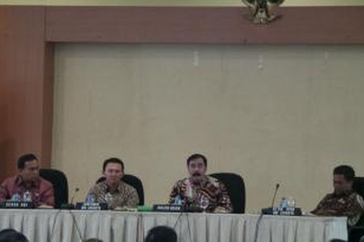 (Dari kiri ke kanan) Sekretaris Daerah DKI Jakarta Saefullah, Gubernur Basuki Tjahaja Purnama, Dirjen Keuangan Daerah Kementerian Dalam Negeri Reydonnyzar Moenek , dan Ketua DPRD Prasetio Edi Marsudi menghadiri rapat klarifikasi APBD 2015, Kamis (2/4/2015).
