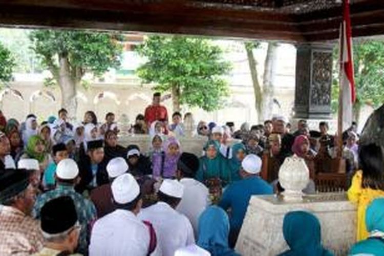 Warga dari sejumlah daerah berkunjung dan berziarah ke makam Bung Karno di Kota Blitar, Jawa Timur, Minggu (31/5). Sejumlah ajaran dan peran Bung Karno diduga telah dikaburkan. 
