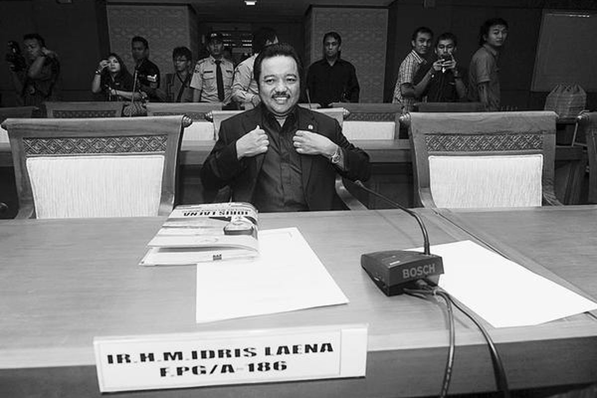 Anggota Komisi VI DPR dari Fraksi Partai Golkar, Idris Laena, memenuhi undangan Badan Kehormatan (BK) DPR di Kompleks Parlemen, Senayan, Jakarta, Rabu (21/11). Idris dipanggil BK DPR untuk klarifikasi laporan Menteri  BUMN Dahlan Iskan yang didukung  sejumlah direktur perusahaan BUMN terkait dugaan pemerasan anggota DPR kepada perusahaan-perusahaan BUMN itu.