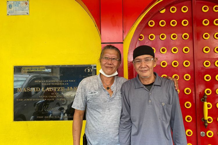 Gunarto (60) dan temannya sesama keturunan Tionghoa yang menjadi mualaf di Masjid Lautze. 