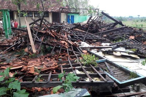 Tiga Ruang Kelas SDN Jono Grobogan Ambruk Diterjang Hujan Disertai Angin Kencang