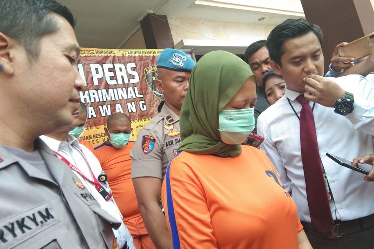 Tersangka kasus perampokan disertai pemkaran pria di Karawang ditunjukkan saat pressrelease kasus tersebut di Mapolres Karawang, Senin (13/1/2020).