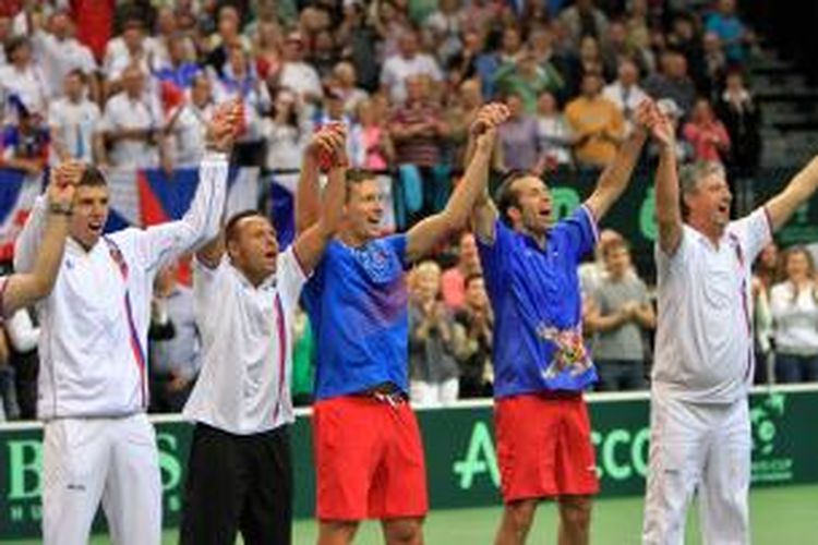 Petenis Ceko, Tomas Berdych (tengah) dan Radek Stepanek (dua dari kanan) merayakan bersama tim, setelah kemenangan pada partai ketiga melawan Carlos Berlocq/Horacio Zeballos, dari Argentina, pada semifinal Davis Cup yang berlangsung di O2 Arena, Praha, Sabtu (14/9/2013).
