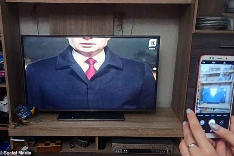 Tayangan televisi memerlihatkan Presiden Rusia Vladimir Putin terpenggal di bagian kepala saat memberikan pidato pada Malam Tahun Baru.