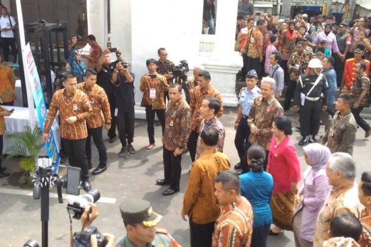 Presiden RI Joko Widodo saat meresmikan Pasar Klewer di Solo, Jumat (21/4/2017).