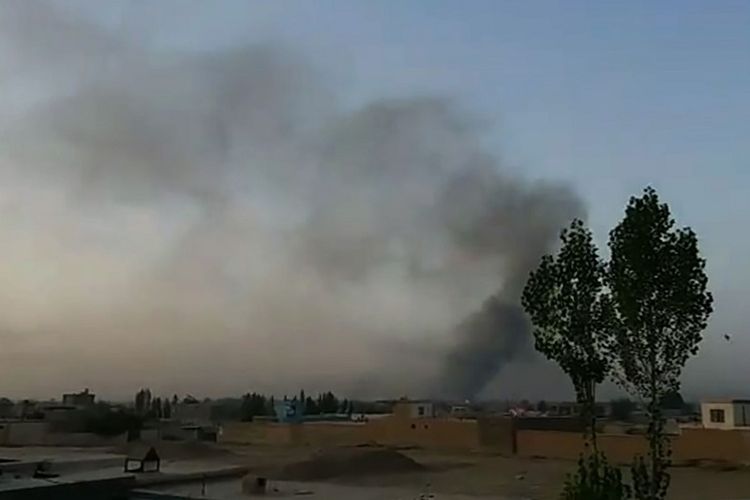Asap membubung dari arah kota Ghazni, Afghanistan usai serangan Taliban, Jumat (10/8/2018).