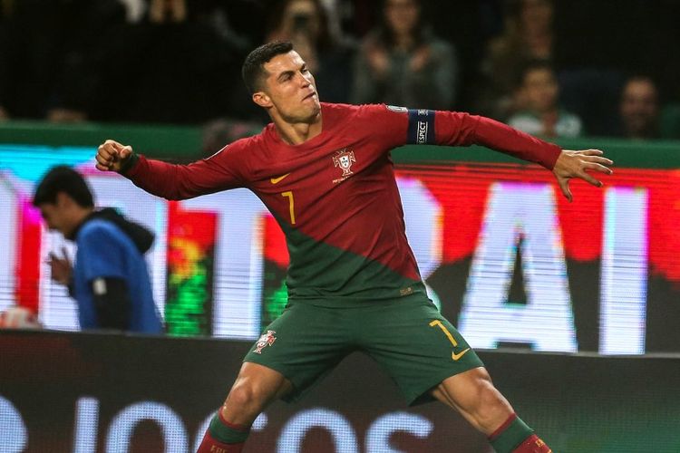 Selebrasi Cristiano Ronaldo usai mencetak gol dalam pertandingan Portugal vs Liechtenstein pada kualfiikasi Euro 2024 di Stadion Jose Alvalade, Jumat (24/3/2023) dini hari WIB. Laga ini berakhir 4-0 untuk kemenangan Portugal dan Ronaldo memecahkan rekor sebagai pesepak bola dengan penampilan terbanyak. Artikel ini memuat hasil kualifikasi Euro 2024. (Foto oleh CARLOS COSTA / AFP)