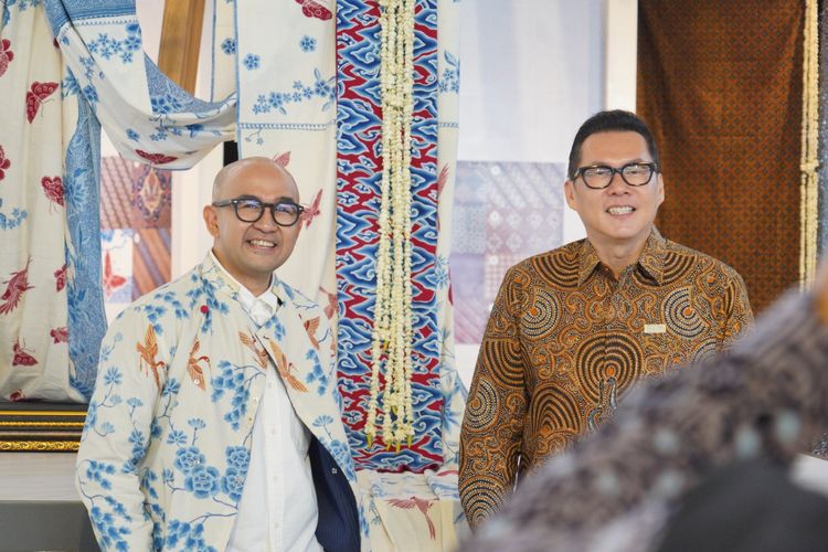 Direktur Komersial InJourney Airports, Veri Y. Setiady (kanan) dan pegiat budaya Iwet Ramadhan (kiri) saat di acara Ekshibisi Cerita Batik di Terminal 3 Bandara Soekarno-Hatta di Tangerang, Banten, Kamis (2/10).