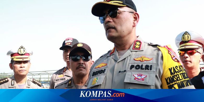 U futbolkasini kotarib, kokraklarini korsatdi.