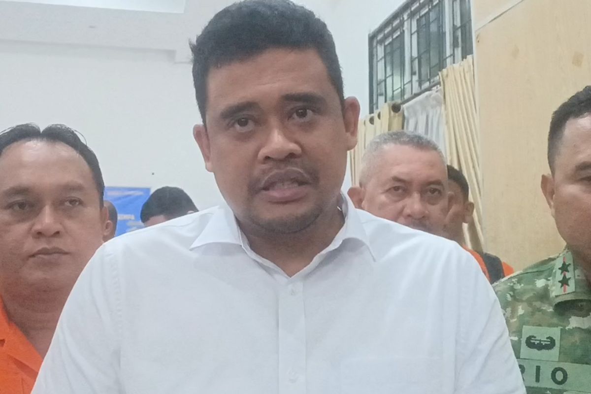 Gubernur Sumut, Bobby Nasution saat diwawancarai di Posko Tanggap Bencana, Gedung Bakti Kwarda Sumut, Jalan AH Nasution, Medan, Minggu Malam (7/12/2025)