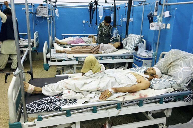 Korban luka-luka akibat ledakan bom Kabul Afghanistan dirawat di rumah sakit pada Kamis (26/8/2021). Dua pembom bunuh diri dan bersenjata menyerang kerumunan orang di bandara Kabul jelang tenggat waktu evakuasi oleh Amerika Serikat.