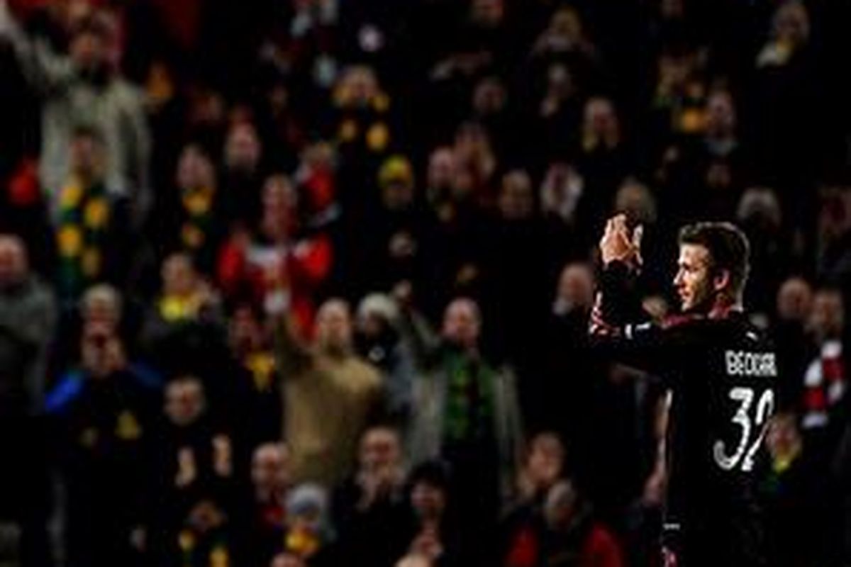 Pendukung Manchester United (MU) menyambut hangat penampilan mantan penggawa MU, yang kini bermain di AC Milan, David Beckham di leg kedua 16 besar Liga Champions, Rabu (10/3/2010).