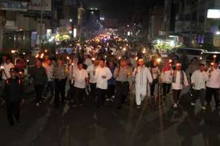 Pawai obor sebanyak 10.000 meriahkan malam takbiran mengitari sejumlah ruas jalan di Pematangsiantar, Selasa (5/7/1016).